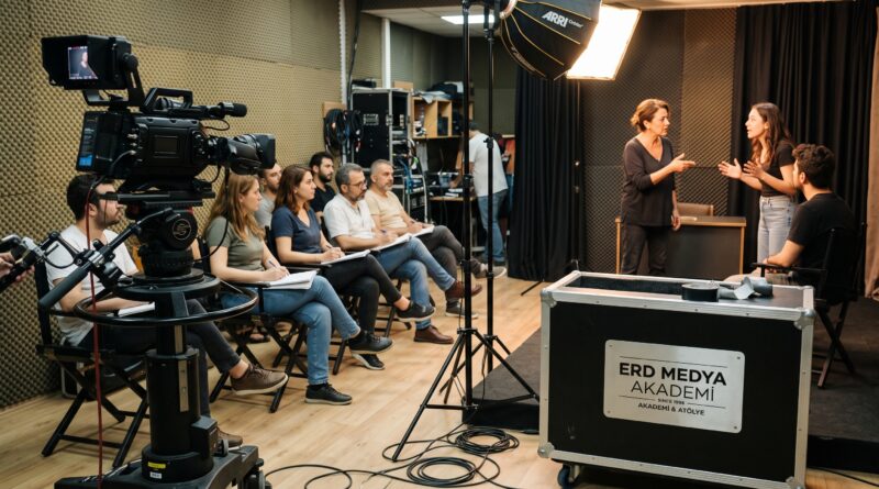 Erd Medya Grubu akademi stüdyosu kamera önü oyunculuk ve spikerlik eğitimi